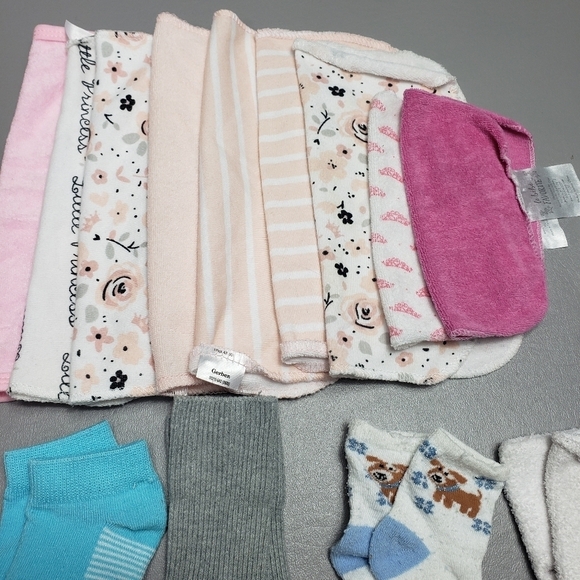 baby girls bundle of 20, wash cloths, socks and mittens - Picture 4 of 8